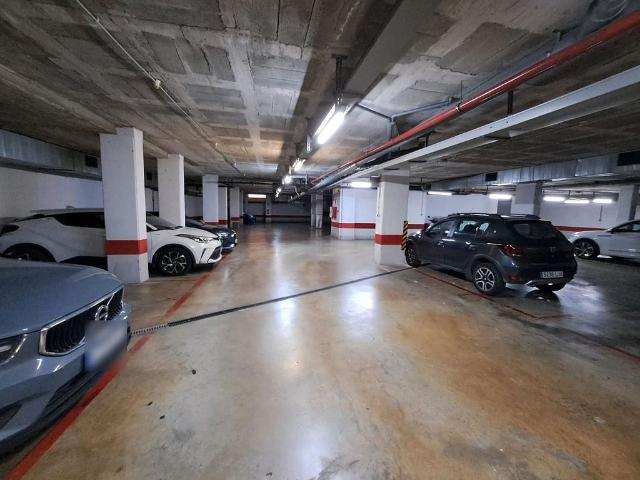 Garaje en venta en calle De la Baells, Sabadell, de 12 m² por 14.000