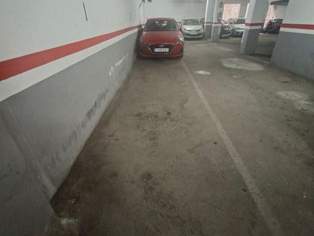 Garaje en venta en calle De Les Glicines, Esplugues de Llobregat, de 11 m² por 8.900