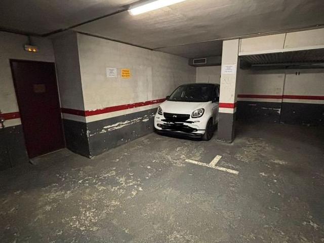 Garaje en venta en calle De Llança, Barcelona, de 8 m² por 13.000