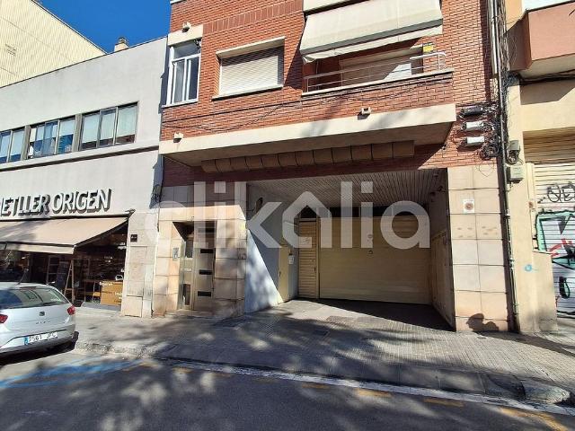 Garaje en venta en calle De Marcelino Menéndez Pelayo, Cornellà de Llobregat, de 30 m² por 6.200