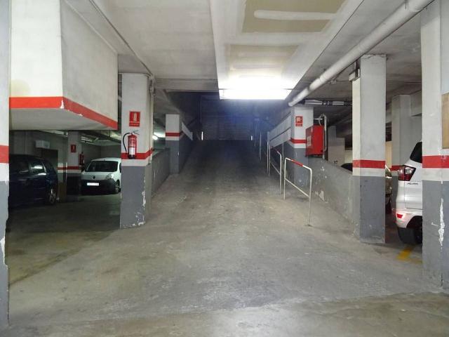 Garaje en venta en calle De Maragall, Ripollet, de 11 m² por 11.500