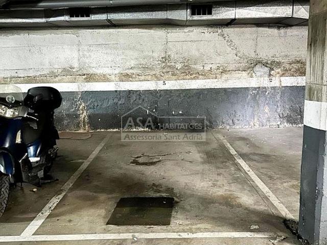 Garaje en venta en calle De Simancas, Badalona, de 11 m² por 14.500