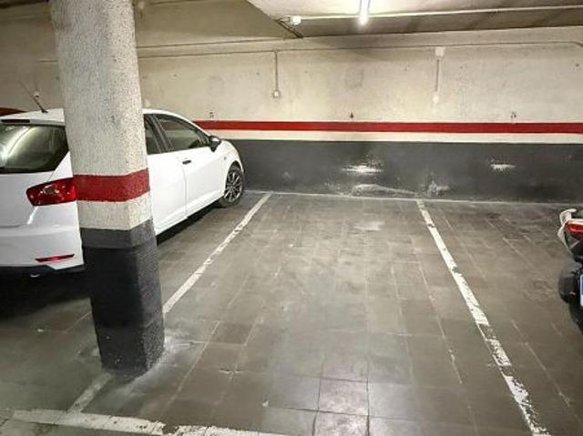 Garaje en venta en calle De Regàs, Barcelona, de 28 m² por 16.000