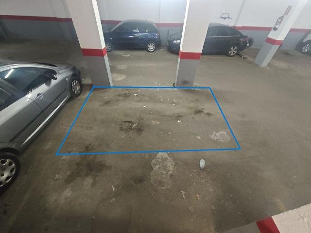 Garaje en venta en calle Del General Weyler, Badalona, de 12 m² por 9.990