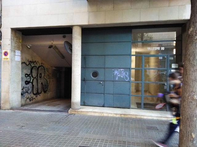 Garaje en venta en calle Del Vallespir, Barcelona, de 19 m² por 16.500