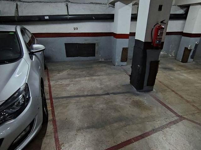 Garaje en venta en calle D'irlanda, Santa Coloma de Gramanet, de 9 m² por 11.000