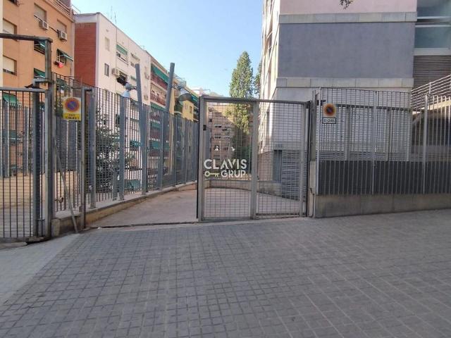 Garaje en venta en calle Favència, Barcelona, de 13 m² por 15.000