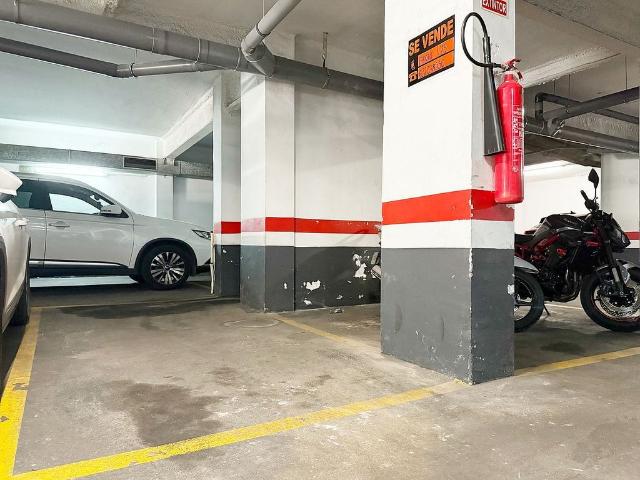 Garaje en venta en calle Joan Martí, Sant Boi de Llobregat, de 25 m² por 11.300