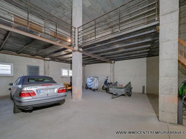 Garaje en venta en Castelló d´Empúries, de 290 m² por 320.000