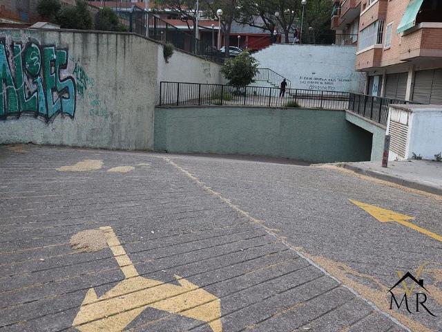 Garaje en venta en avenida De Catalunya, Badalona, de 11 m² por 16.500