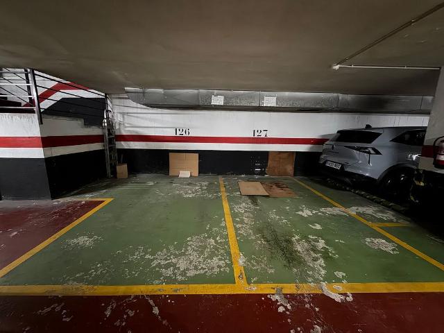 Garaje en venta en avenida De Catalunya, Badalona, por 34.000