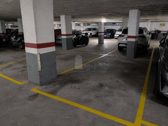 Garaje en venta en avenida De Lloreda, Badalona, de 13 m² por 16.500
