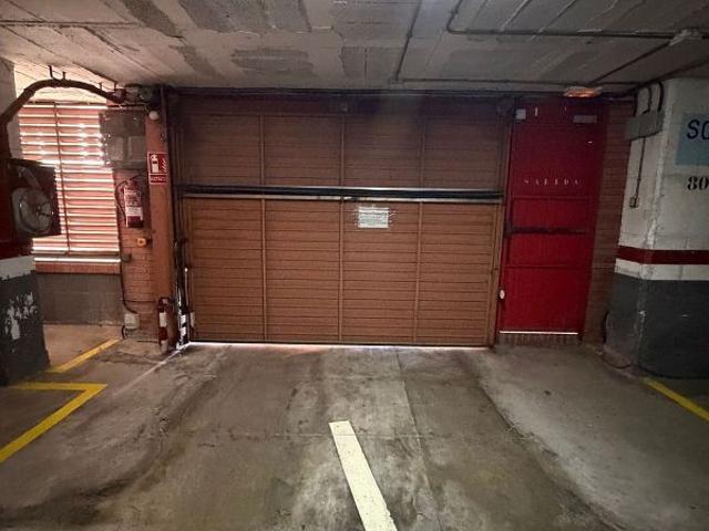 Garaje en venta en avenida De Lloreda, Badalona, de 13 m² por 19.500