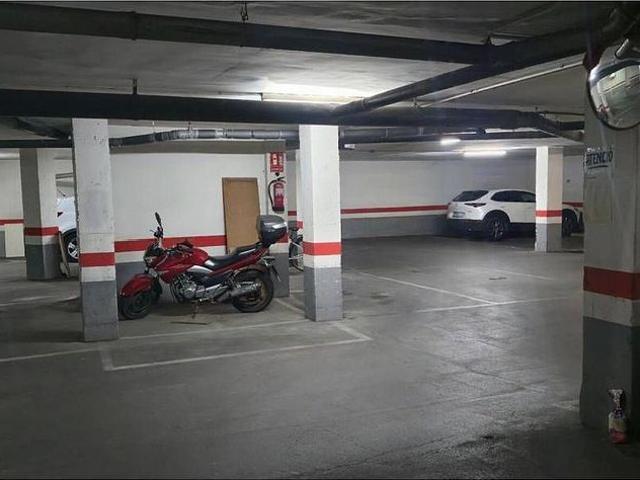 Garaje en venta en Badalona, de 624 m² por 260.000
