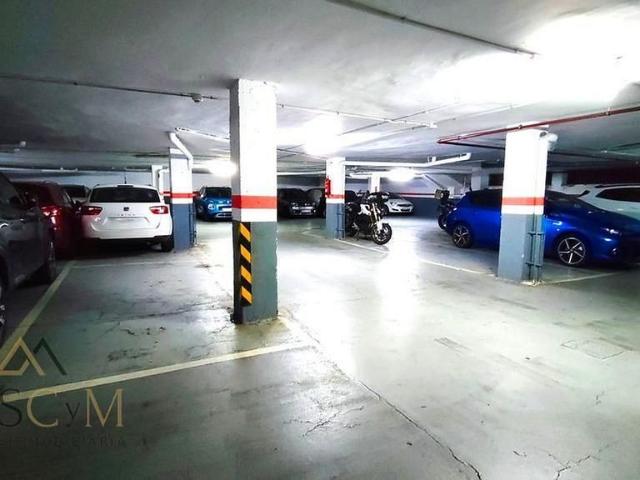 Garaje en venta en Cornellà de Llobregat, de 11 m² por 17.000
