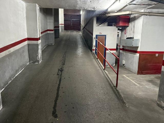 Garaje en venta en paseo De Llorenç Serra, Santa Coloma de Gramanet, por 17.000