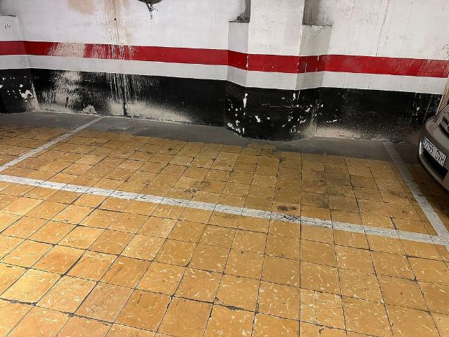 Garaje en venta en plaza De Castella, Barcelona, de 10 m² por 20.000