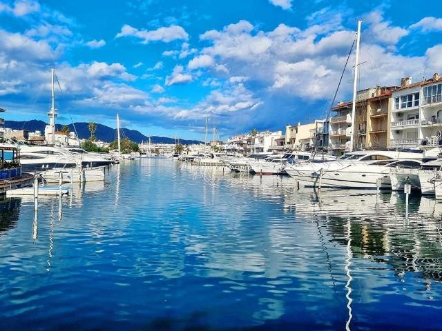 Garaje en venta en avenida Port Salines, Castelló d´Empúries, de 120 m² por 285.000