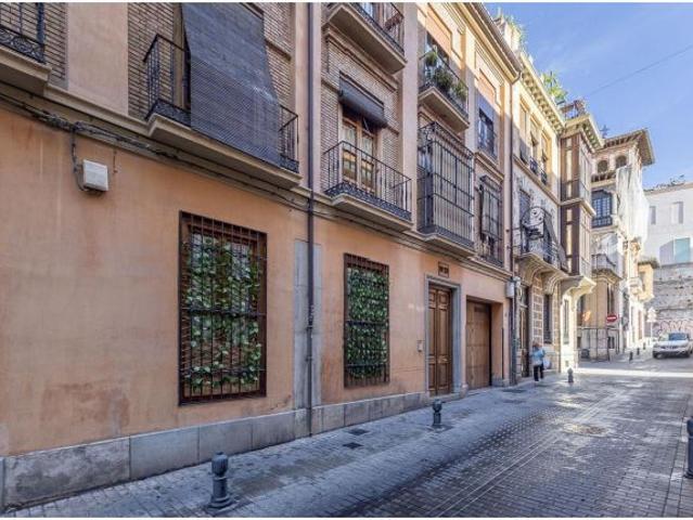 Garaje y Trastero en el Corazón de Granada