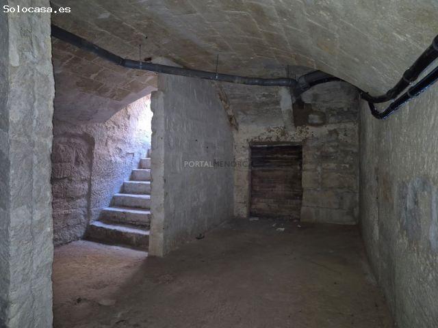 Garaje y sótano en calle del casco histórico de Mahón