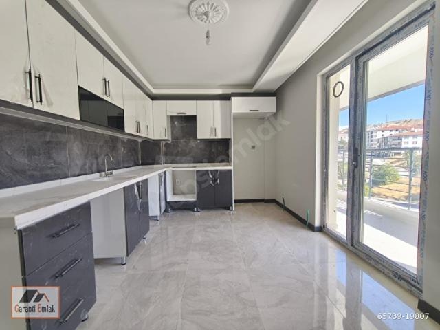 GARANTİ EMLAK'TAN SATILIK *CADDE ÜZERİ SIFIR* 3+1 ARA KAT DAİRE