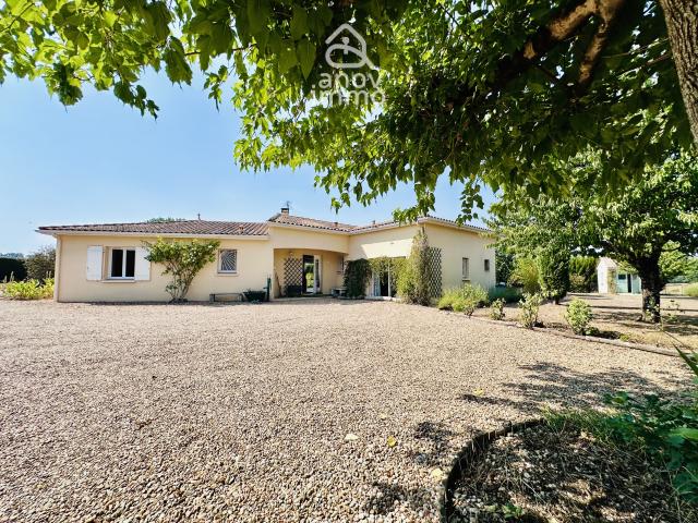 Garat Maison d’architecte de plain pied de 203,92 m2 avec 4 chambres, jacuzzi, terrasses et terrain arboré