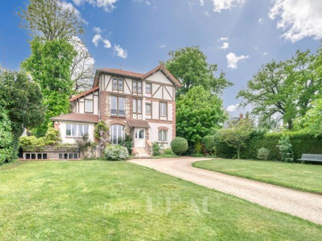 Garches Demeure familiale, beau terrain plat