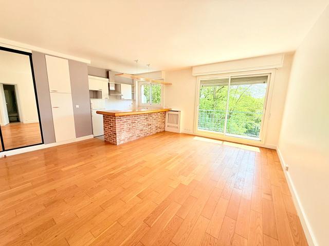 GARCHES ? Superbe 2 Pièces entièrement rénové avec Balcon, Parking et Cave !