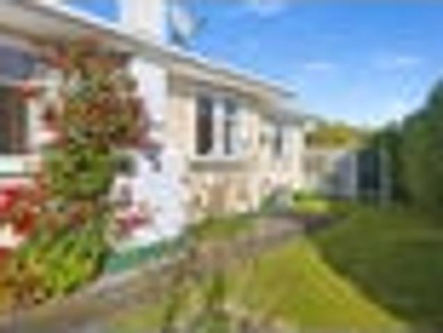 Garden Grounded Family Living on Cockburn