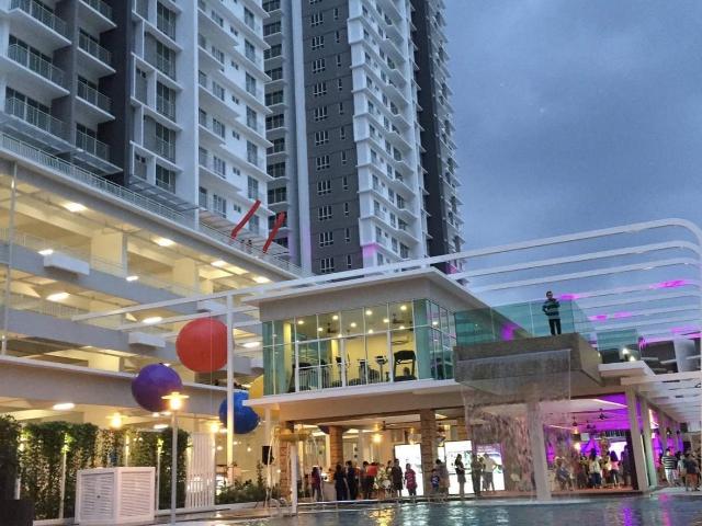 Garden Ville Condo Middle Room for Rent