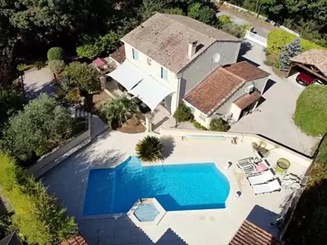 Garéoult 83136 Achat / Vente maison 6 pièces t6 au dernier étage piscine