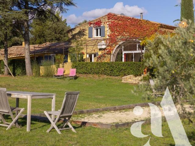 GARGAS PROPRIETÉ AVEC VUES PISCINE ET TERRAIN