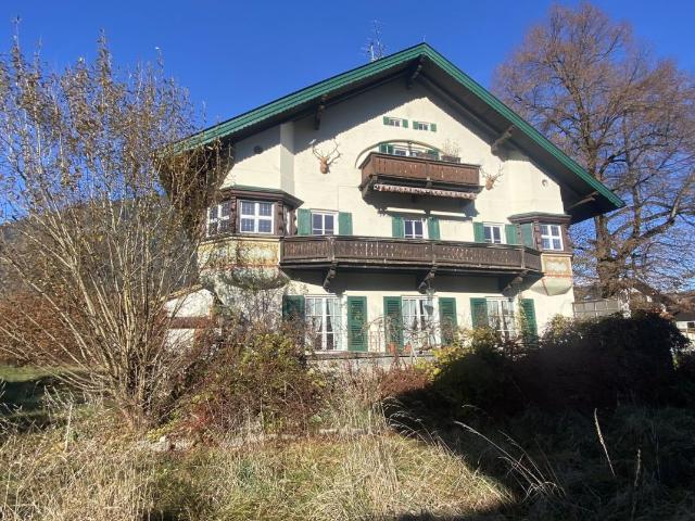 Garmisch: Großzügiges, älteres Landhaus auf großem Grundstück in sonniger Wohnlage