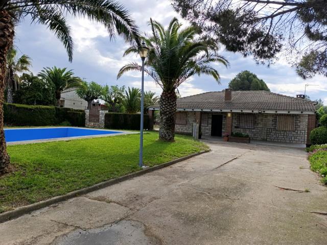 GARRAPINILLOS TERRENO CON CASA Y PISCINA! Distribuido en tres dormitorios, salón, cocina, baño y almacén