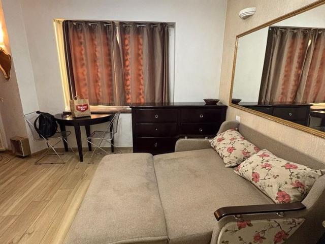 gars 28 mp centru 2 min de medicina la vila totul separat 300 euro