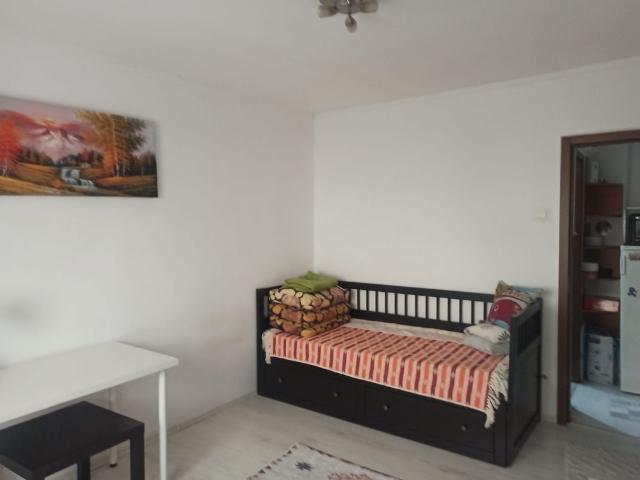 Garsonieră 26m² decomandată, mobilată, etaj 1, Bloc L4, Strada Aromei