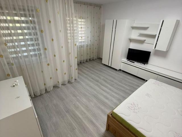 Garsonieră decomandată George Enescu 3/4 centrală mobilată utilată