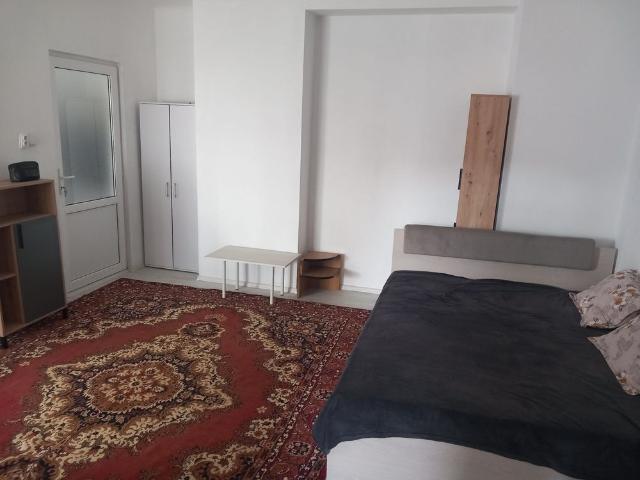 Garsonieră mobilată 60m² semidecomandată, Str centru Ploiești, etaj 1