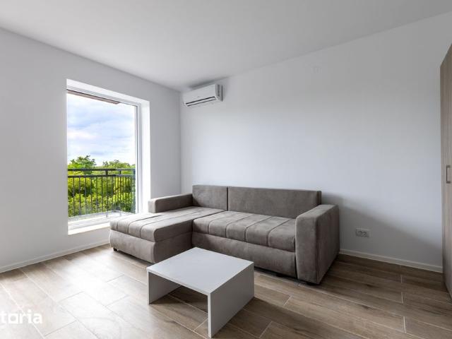 Garsoniera open space intima, etaj 8, cu balcon si priveliste in parc