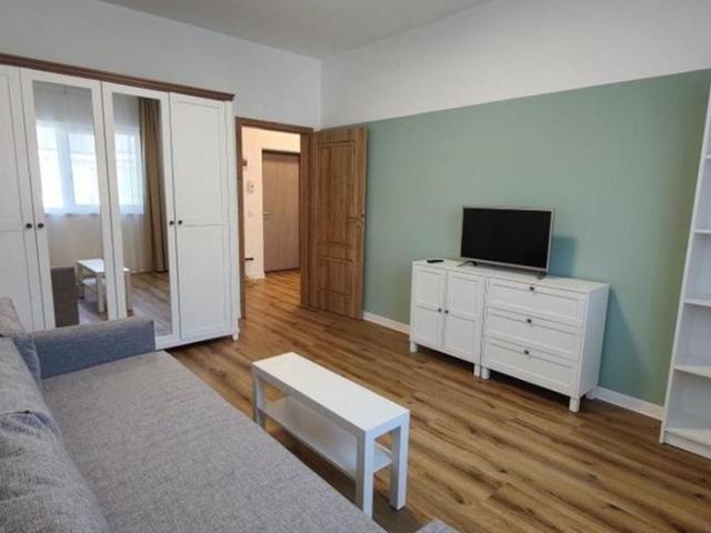 Garsoniera de lux balcon boxa parcare zona Brana