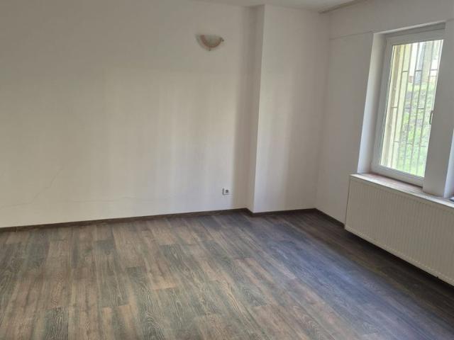 Garsoniera in bloc de apartamente, zona Casa Armatei