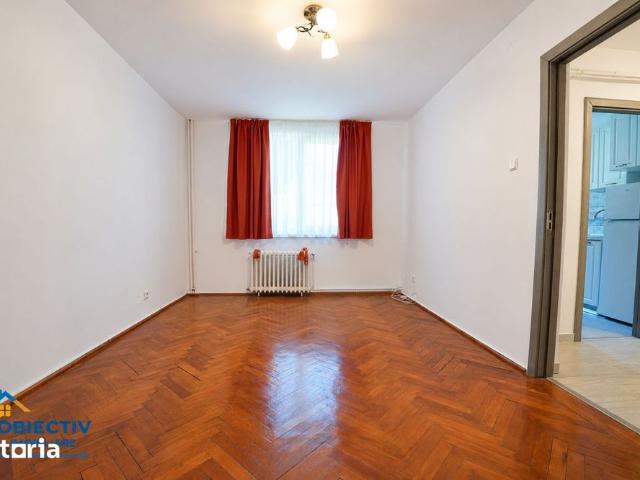 GARSONIERA la parter in centrul orasului