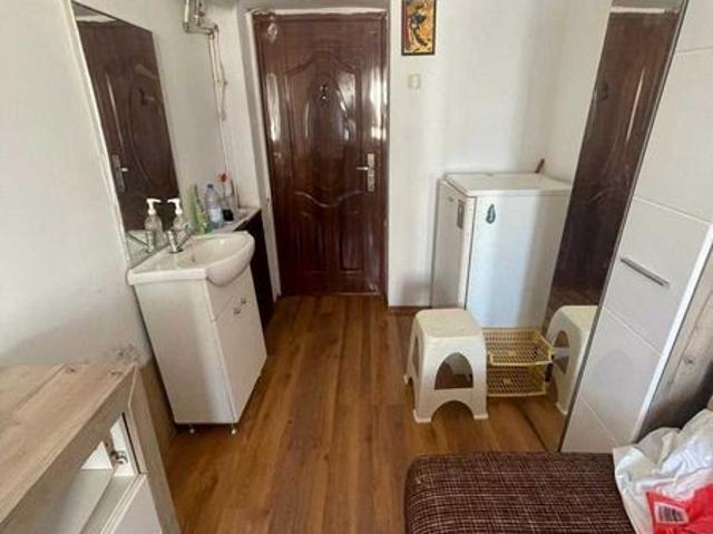 Garsoniera 11 mp, etaj 2, apa, chiuveta, str. Constructorilor bl. I2