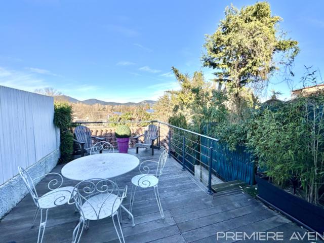 GASSIN ADORABLE APPARTEMENT DANS DOMAINE AVEC PISCINE