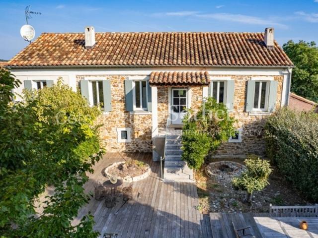 Gassin Mas de caractère en pierre au milieu des vignes