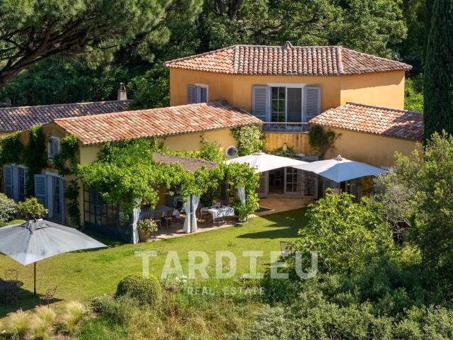 Gassin: Vue mer et collines préservées 251m² Gassin