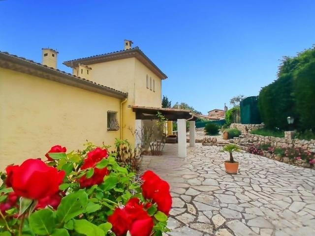 GATTIERES 25mn aéroport Nice villa 270m2 terrain 1760m2