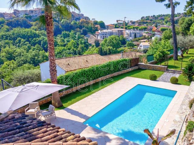 GATTIÈRES: Splendide villa de 4 chambres avec piscine, jard. 190m² Gattières