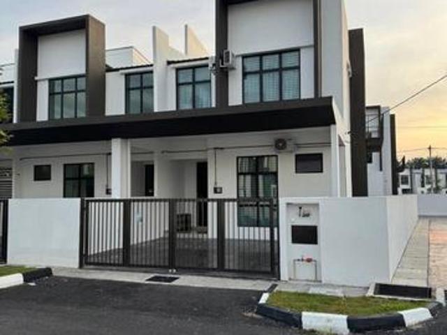 Gated Guarded END LOT TERES 2 TINGKAT LA CASA LUNAS Boleh Full Loan