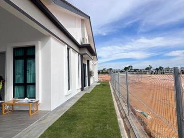 Gated Guarded Single Storey Semi D extra land nr Ayer Keroh Melaka